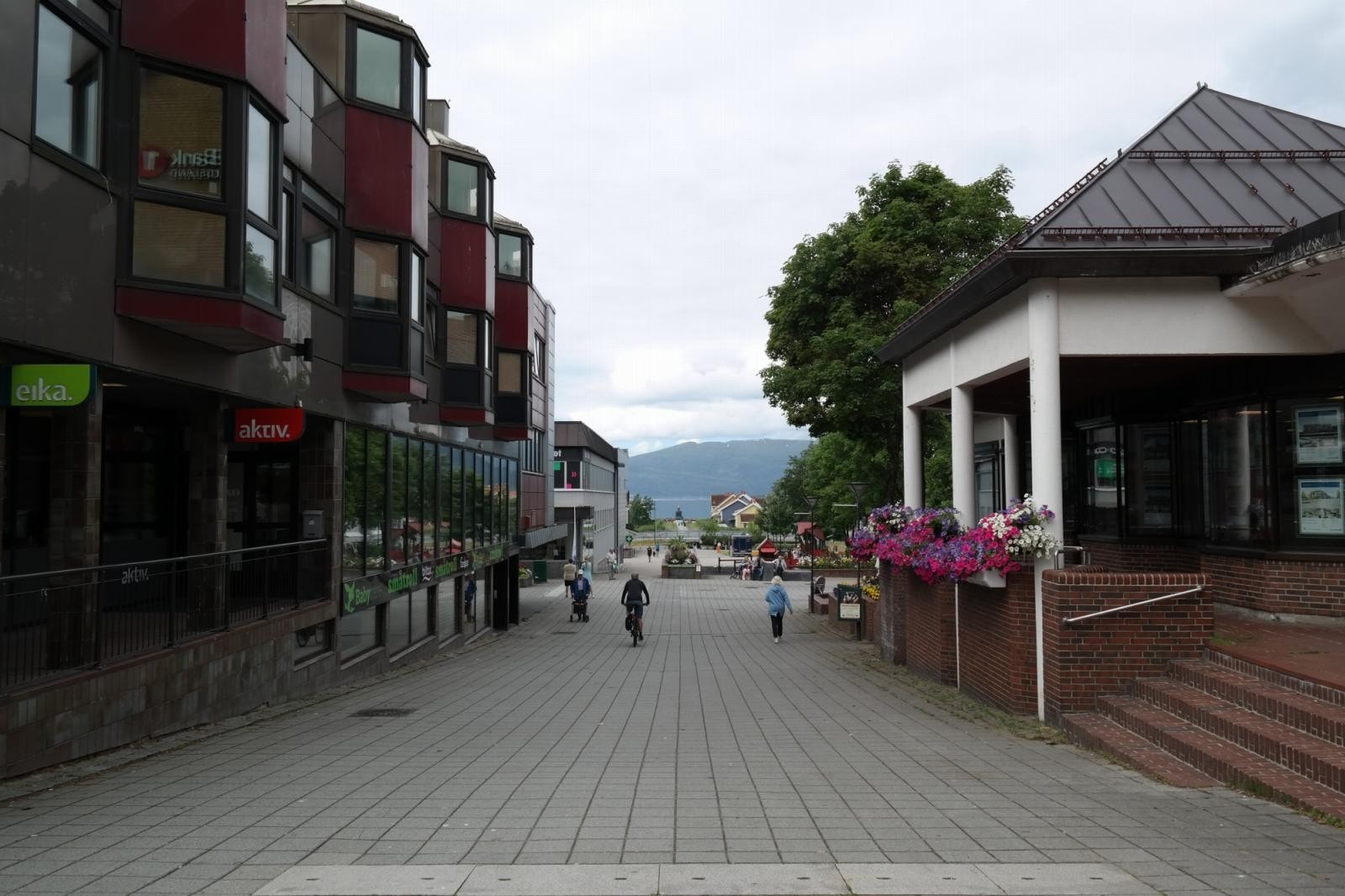 Nedover Jernbanegata, mot jernbanen. Galleribilde