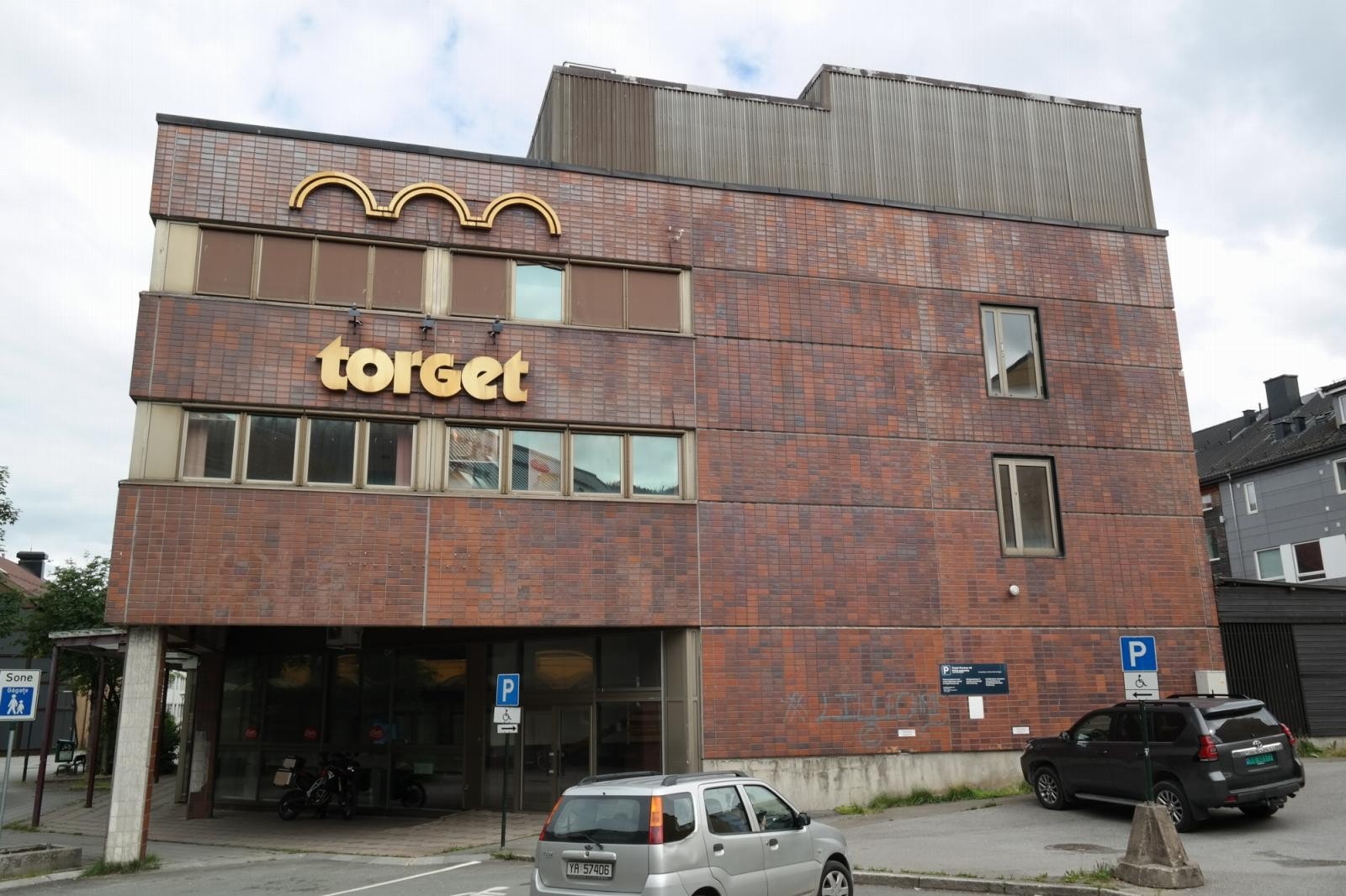 Innkjøring til bakgård og parkeringsplasser. Galleribilde