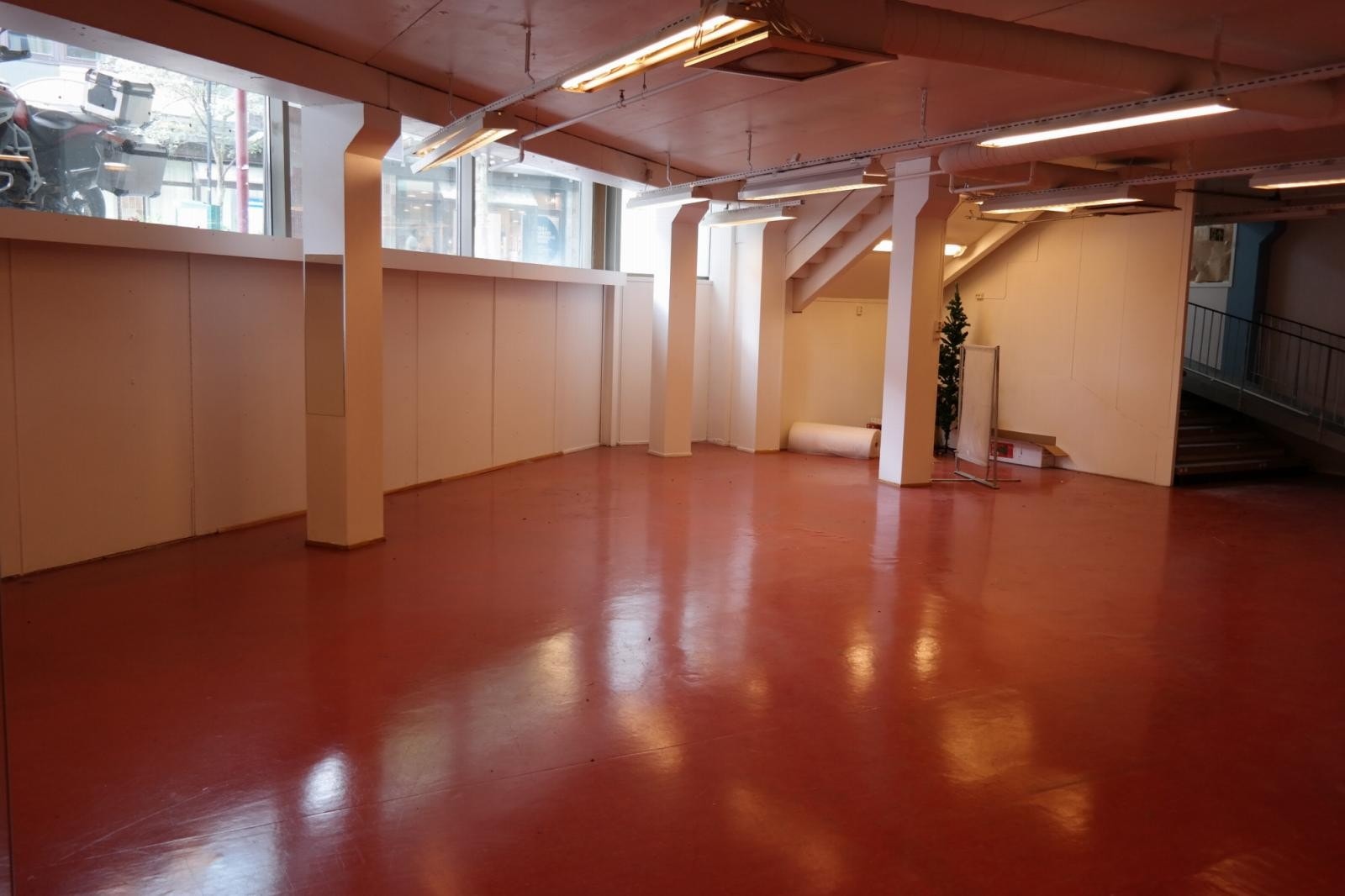 U. etg. tidl. klesbutikk. Galleribilde