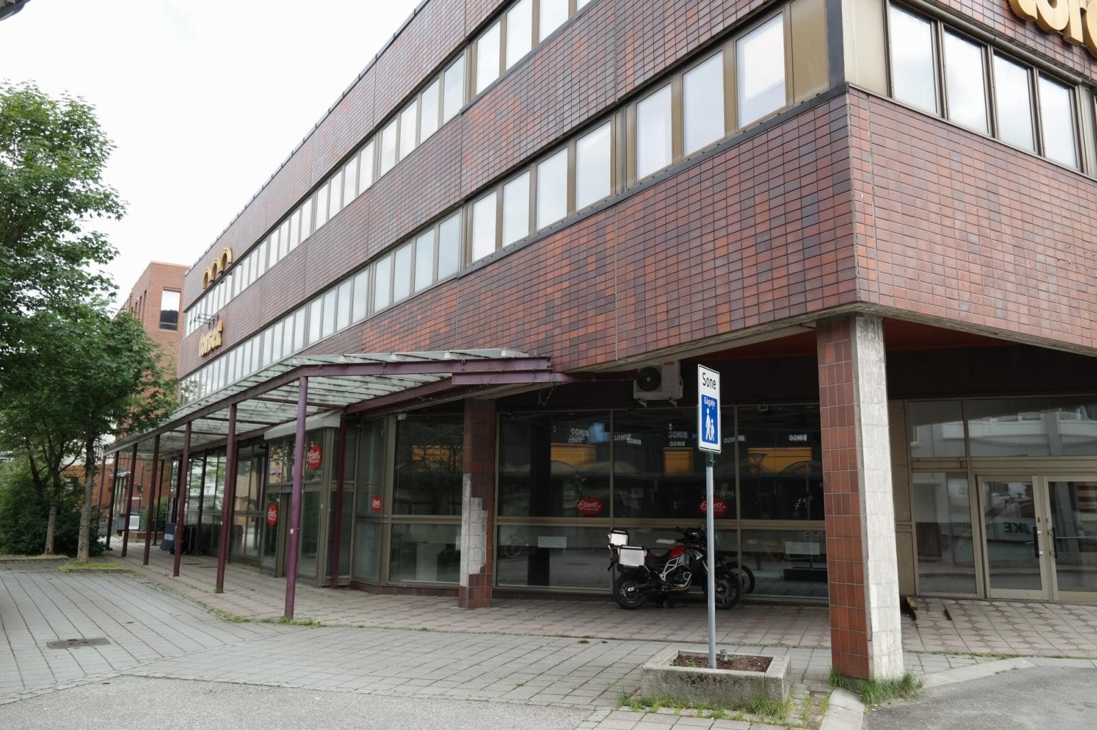 Hjørne med butikkfasader. Galleribilde