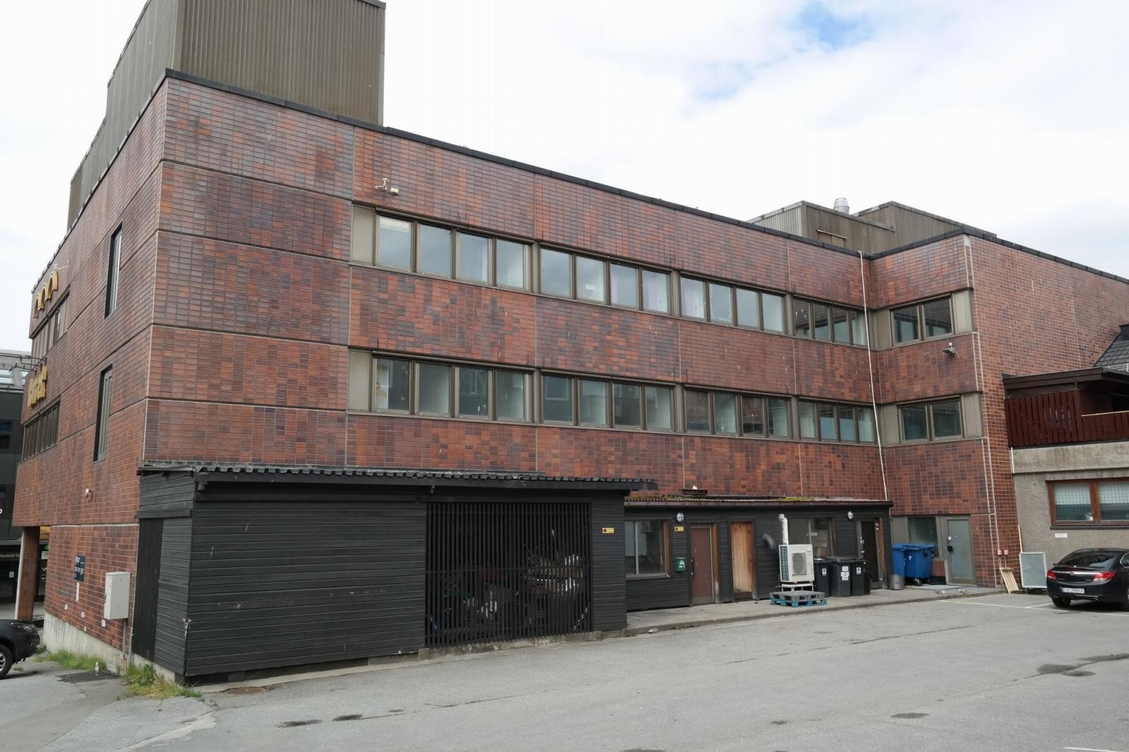 Bakgården med varemottak. Galleribilde