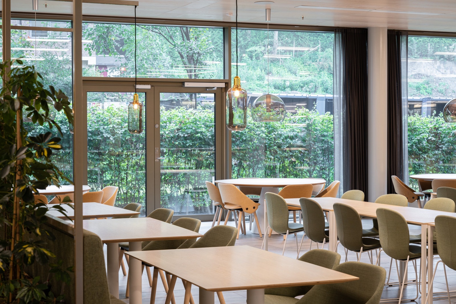 To personalrestauranter Galleribilde