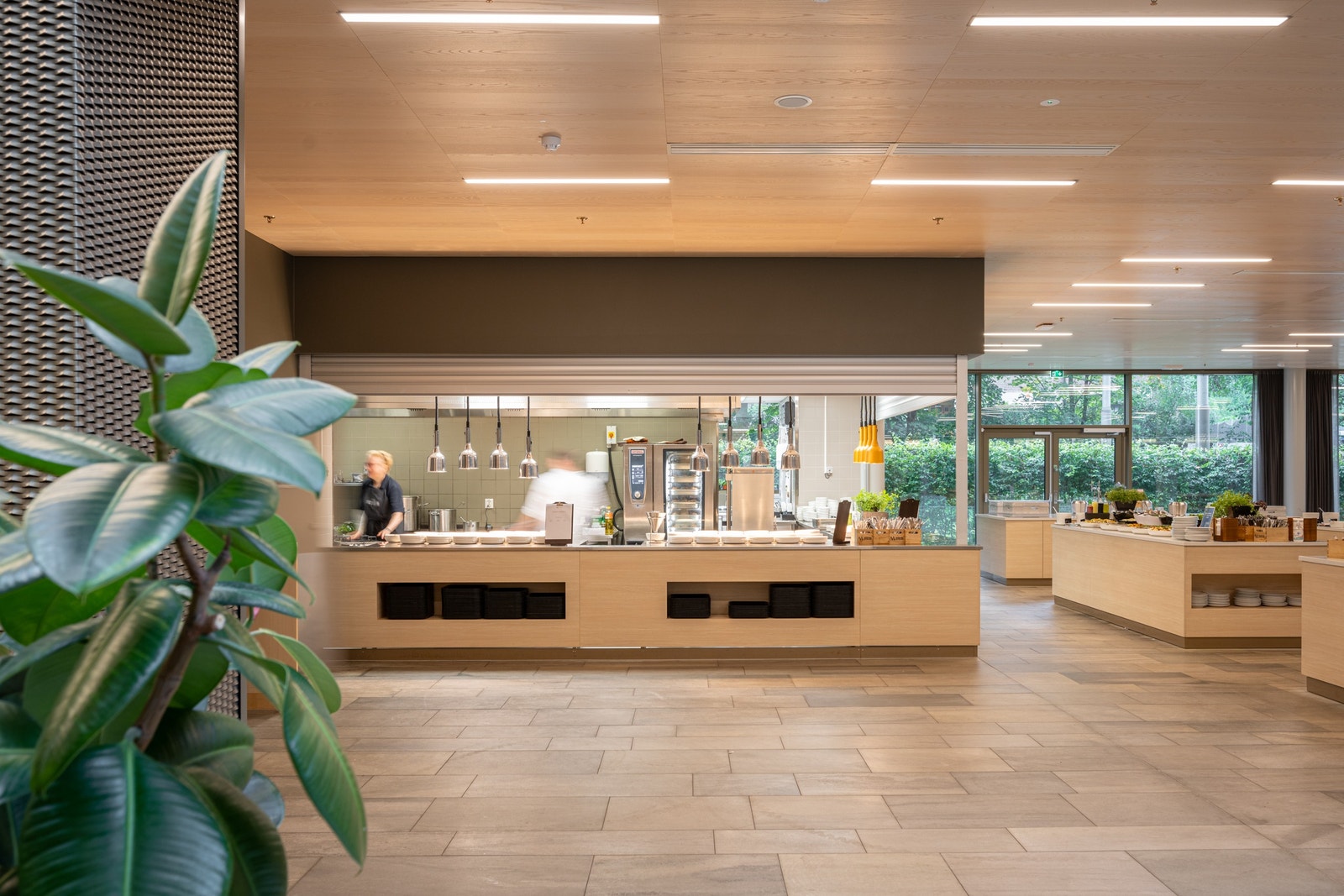 To personalrestauranter Galleribilde