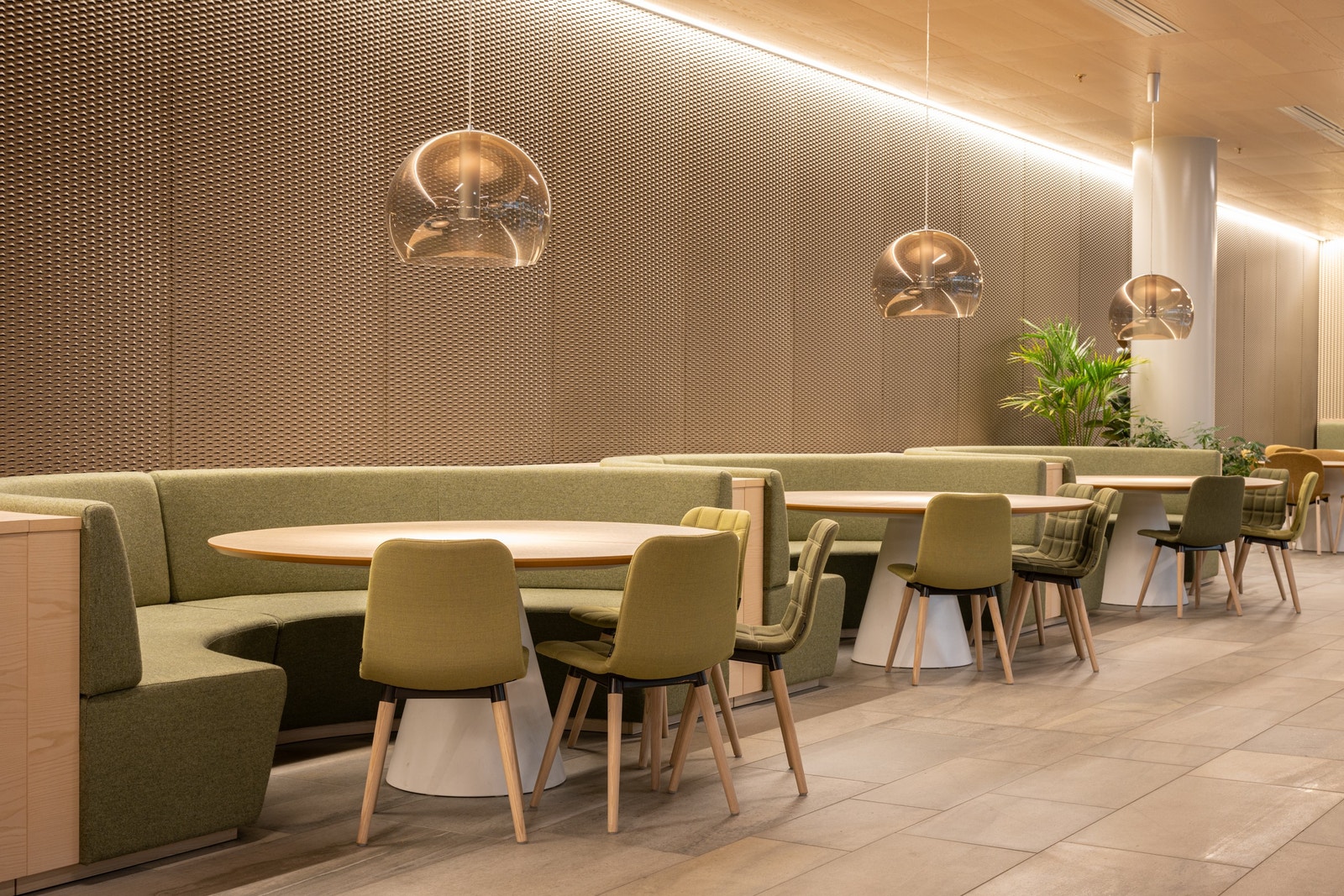 To personalrestauranter Galleribilde