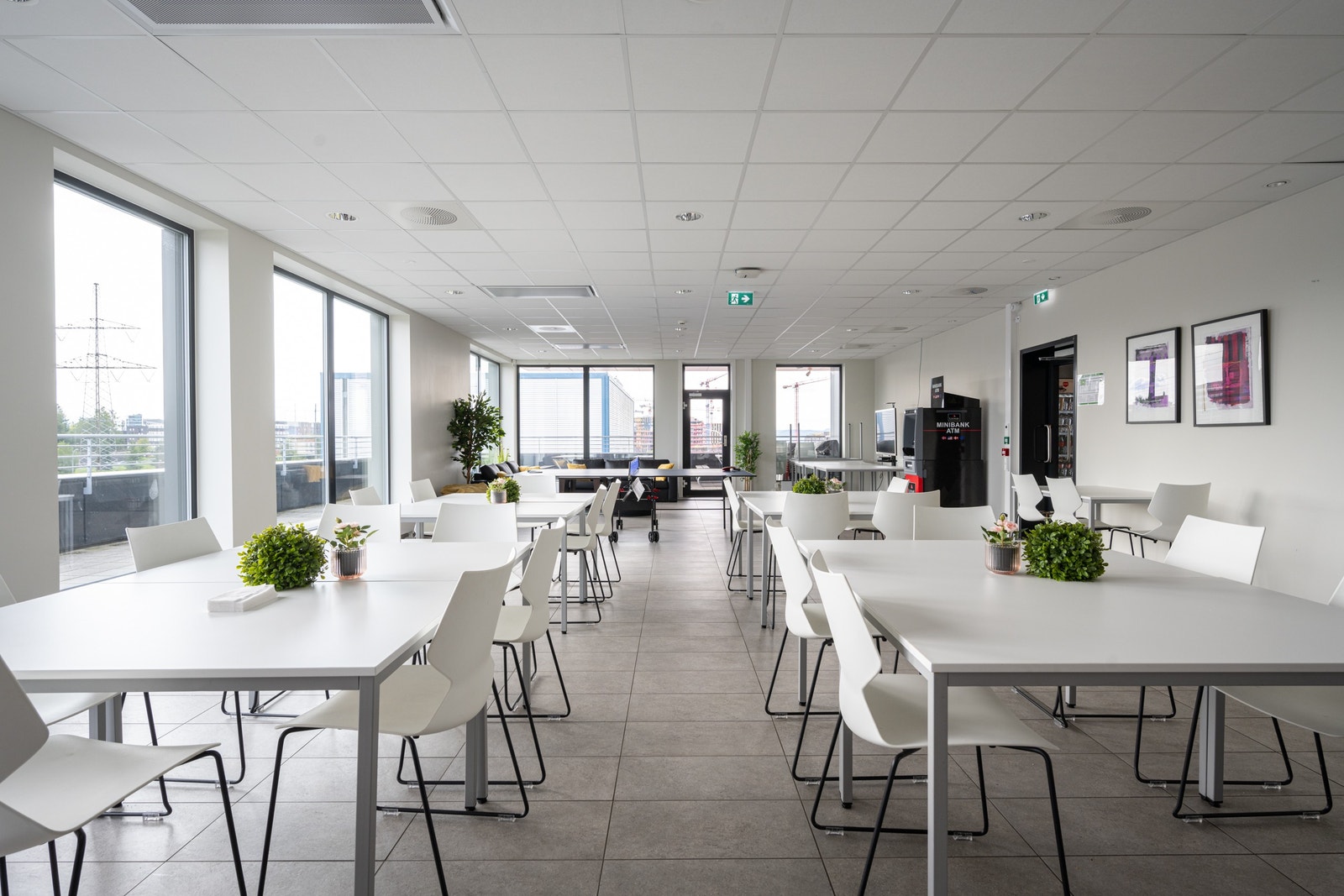 Personalrestaurant og sosial sone i toppetasjen Galleribilde