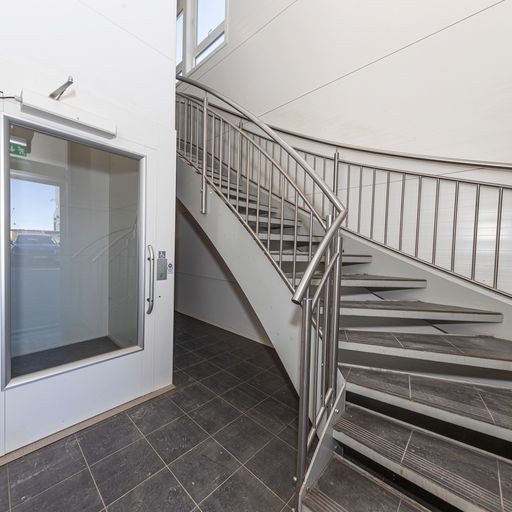 Trappeoppgang med heis Galleribilde
