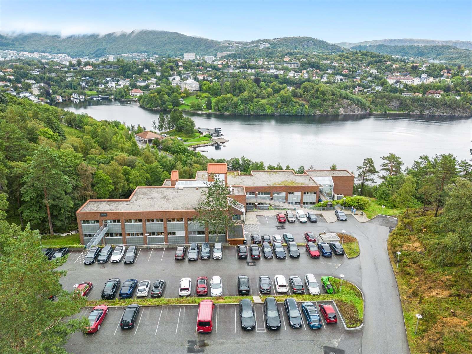 Kontorlokalet med nydelig utsikt utover Nordåsvannet