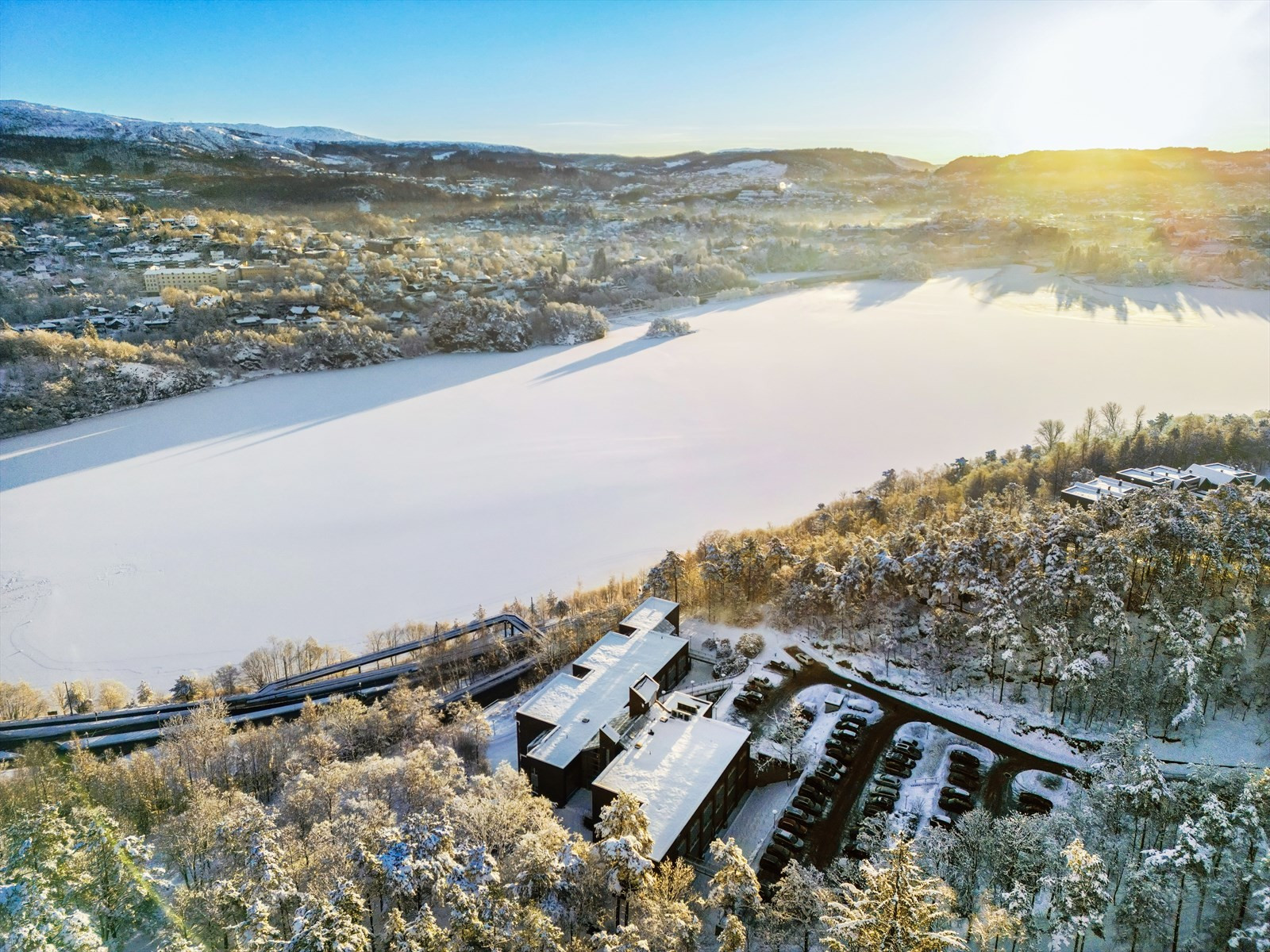 Eiendommen ligger flott til like ved Nordåsvannet.