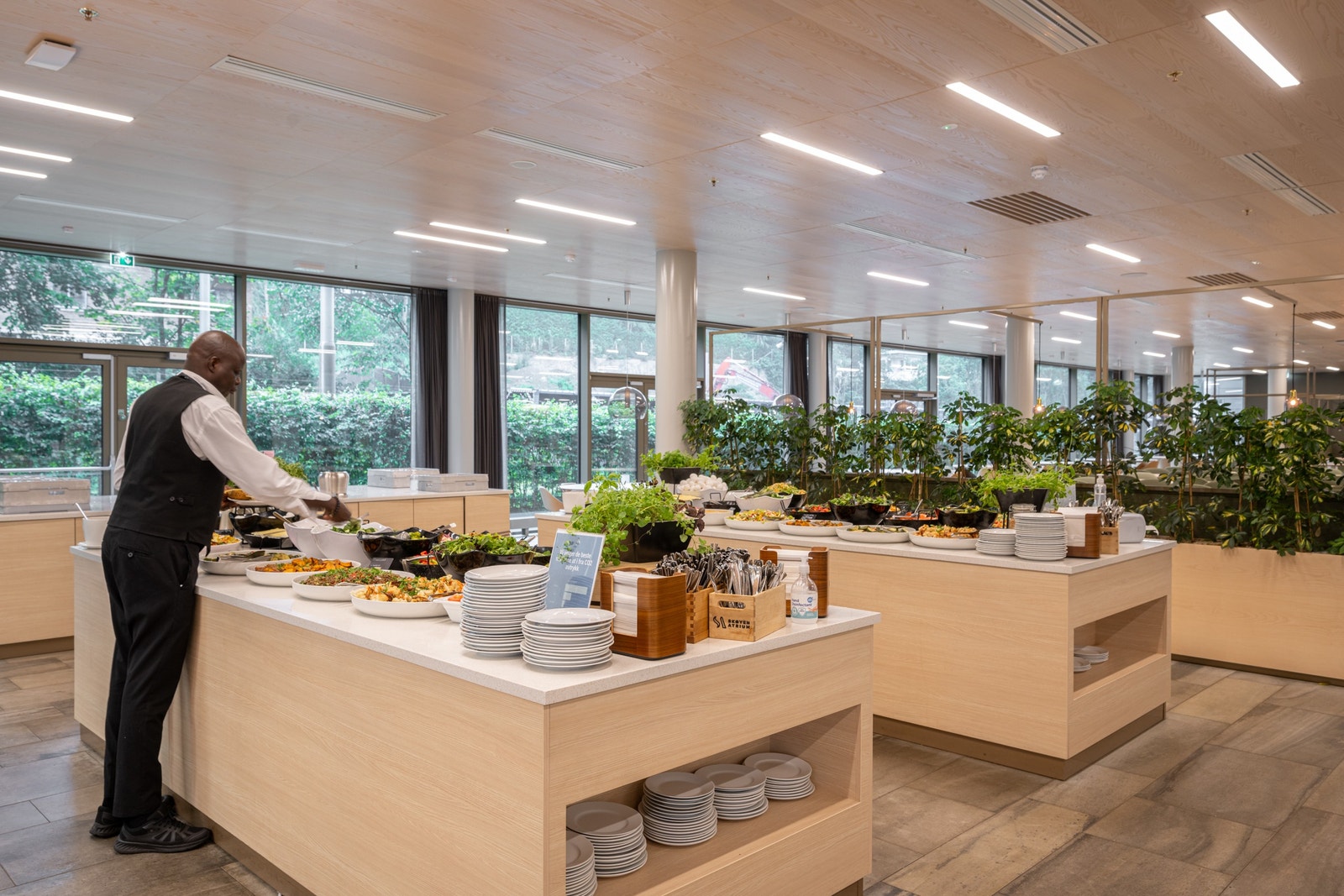 To personalrestauranter Galleribilde