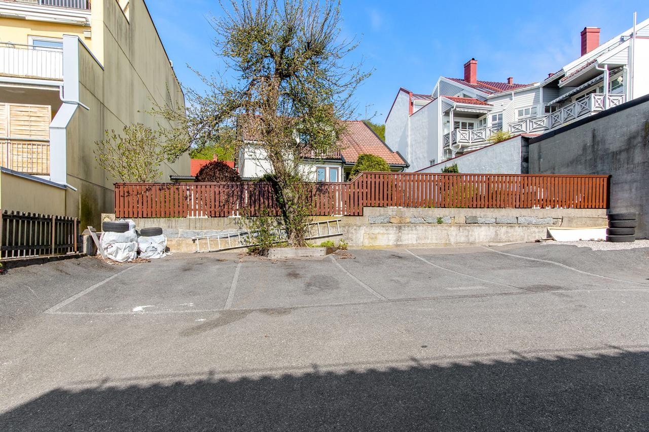 Parkeringsplasser i bakgård Galleribilde