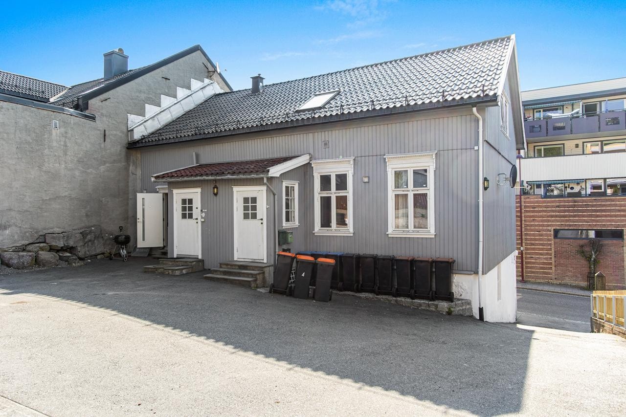 Inngang til leiligheter fra parkeringsplass Galleribilde