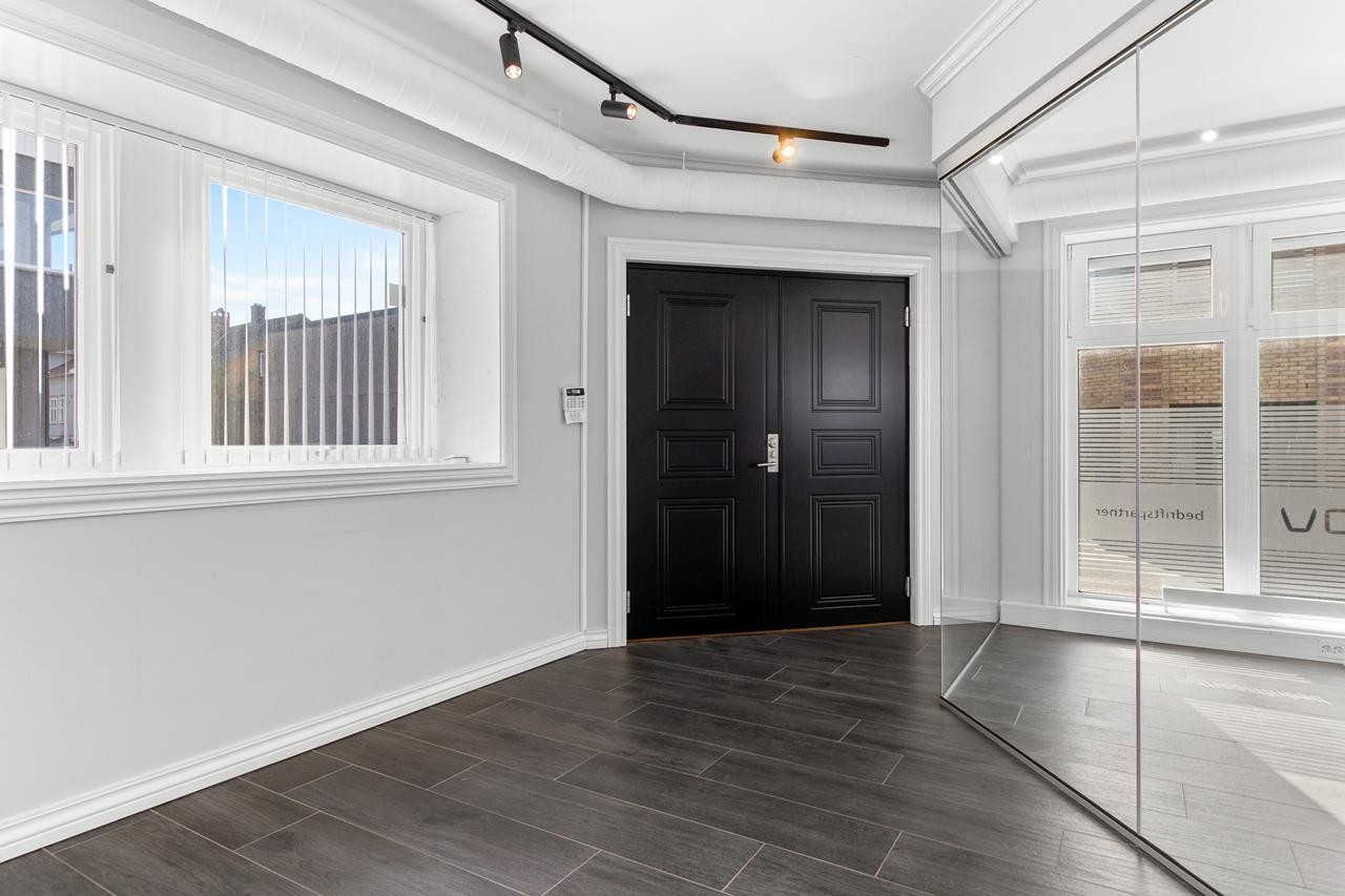 Inngang fra gateplan til kontorer Galleribilde