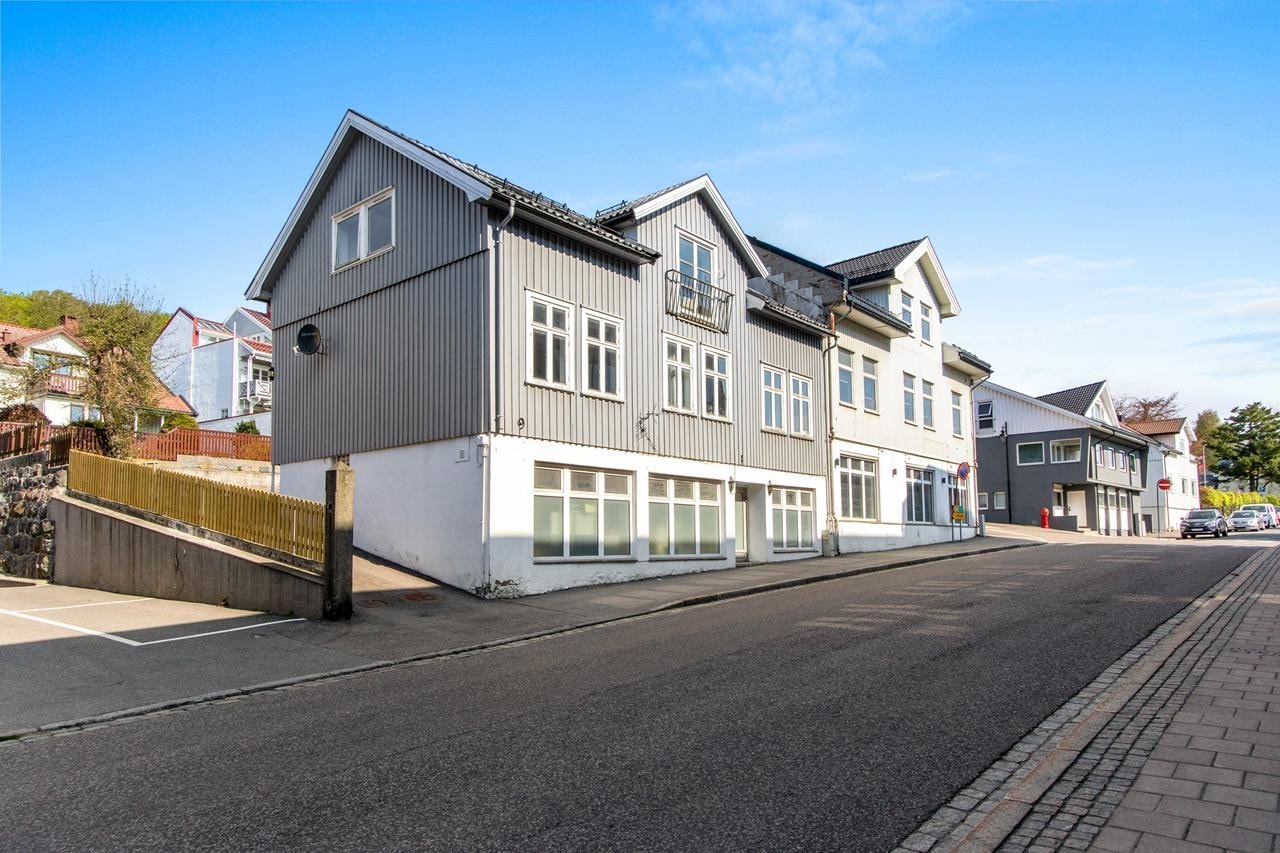 Bygård med 3 leiligheter og næringslokalet på gateplan Galleribilde