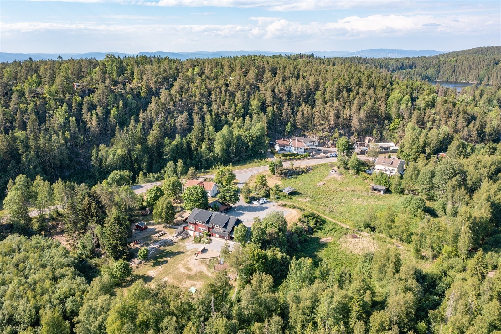 Det er umiddelbar nærhet til flotte tur- og rekreasjonsområder i skog og mark Galleribilde
