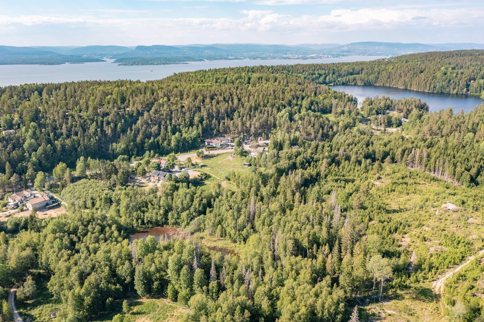 Det er kun 2-2,5 km til fjorden, med strender og flotte bademuligheter Galleribilde