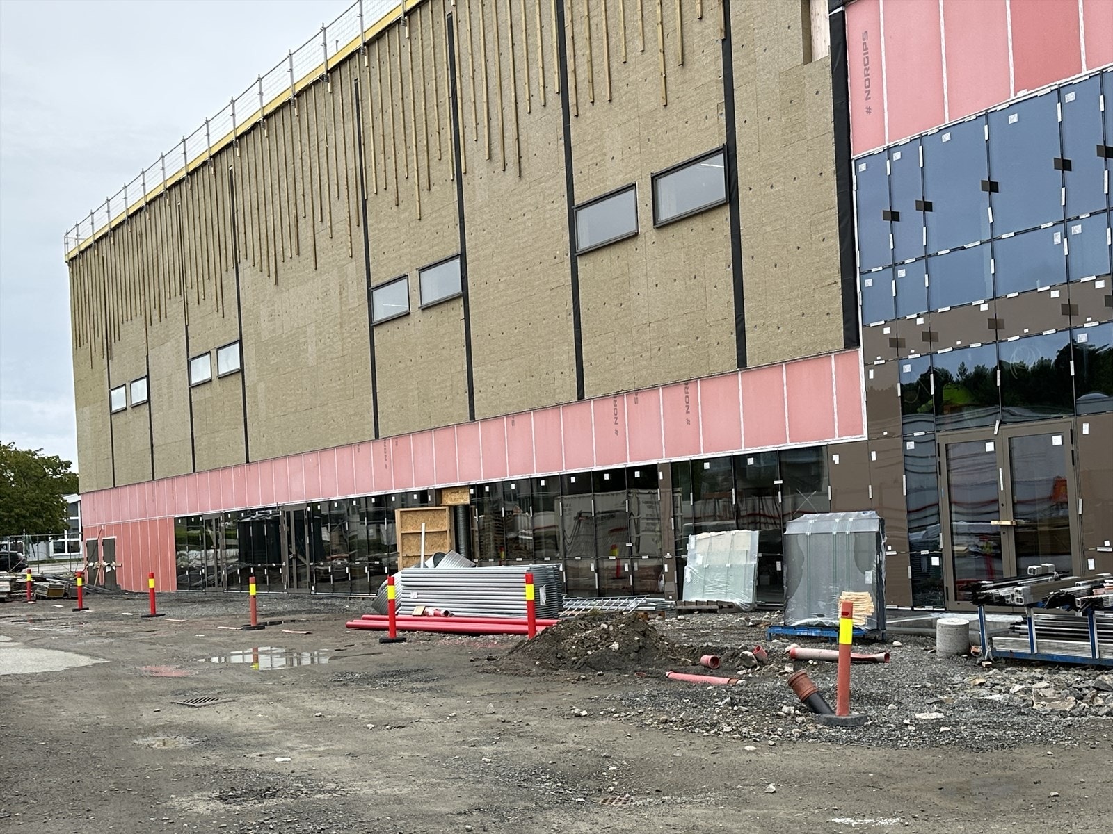 Glassfasade ut mot Marviksveien Galleribilde