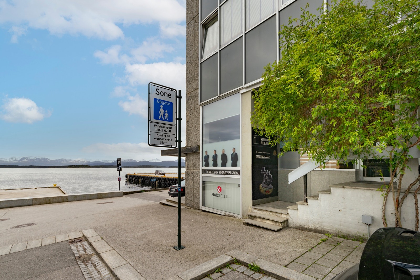 Det er to innganger til lokalet Galleribilde