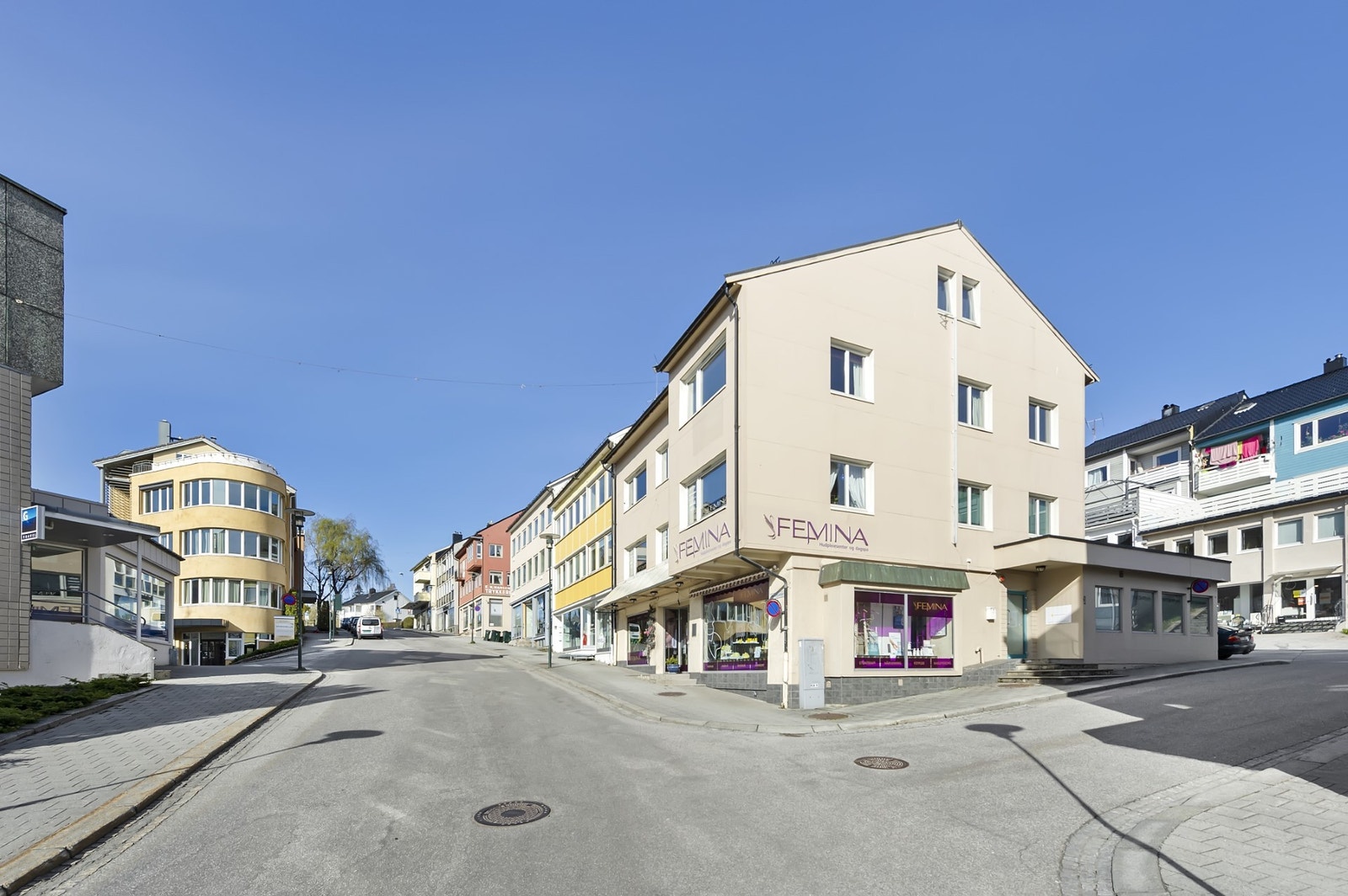 Fra felles østlig inngang er det to adkomstdører inn til lokalene, samt trapp opp og ned til øvrige etasjer. Galleribilde