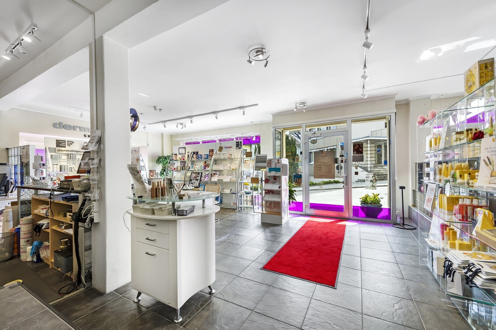 Lokalene leies i dag ut til Hudpleiesalongen Femina AS. Galleribilde