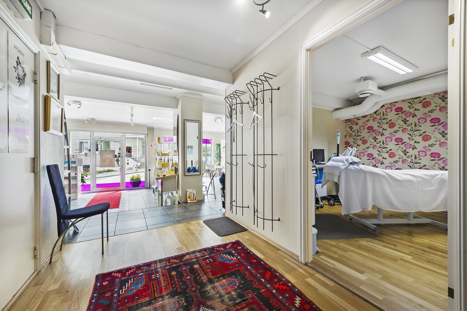 Det er i dag butikk/resepsjon, venterom/lounge, 5 behandlingsrom, toalett og kjøkken i lokalet. Galleribilde