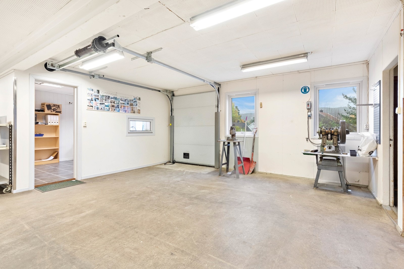 Verktsted i hovedetasje, hvor man også har en enkel garasjeport Galleribilde