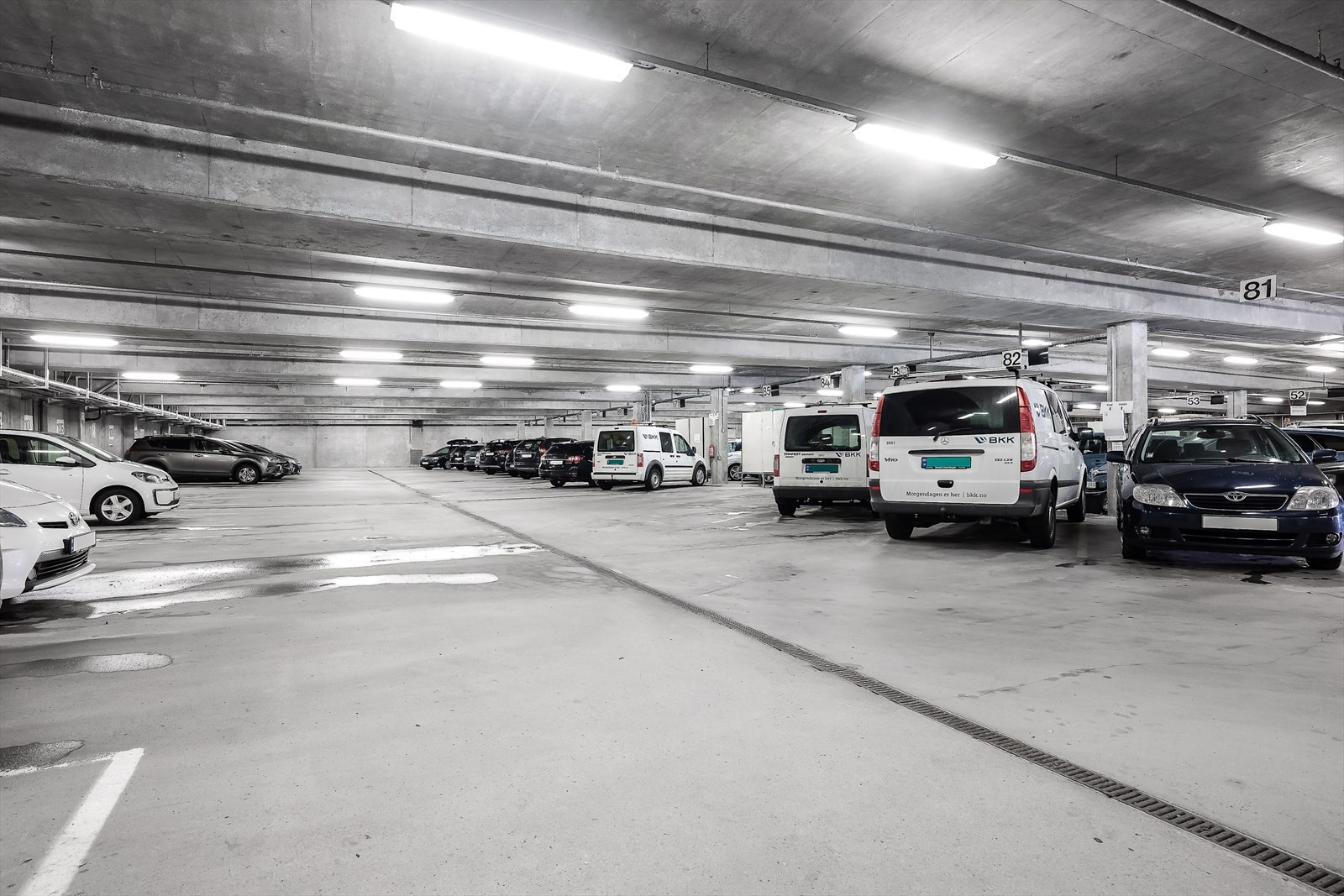 Meget god parkeringsdekning på eiendommen med parkeringsplasser utendørs og i egen garasje. Mulighet for å leie parkeringsplass med elbil lader.