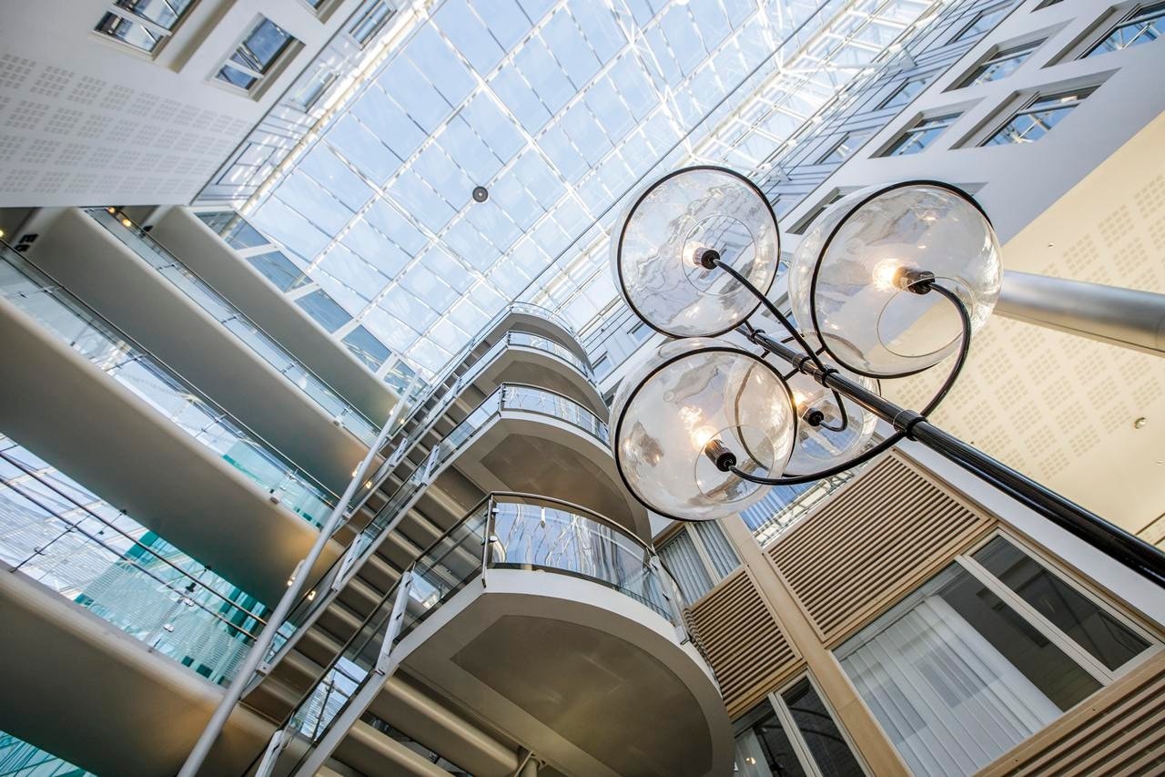 Stort glasstak sørge for godt lysinnslipp til atriet Galleribilde
