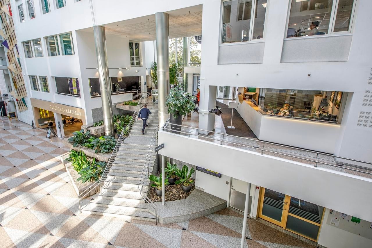 Betjent resepsjon, sittegruppe og Glassgata kaffebar Galleribilde