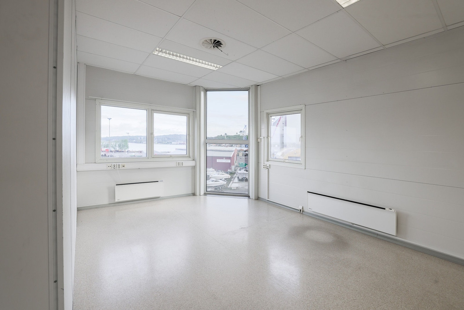 Endekontor på 70 kvm med fin utsikt og rikelig med naturlig lys Galleribilde