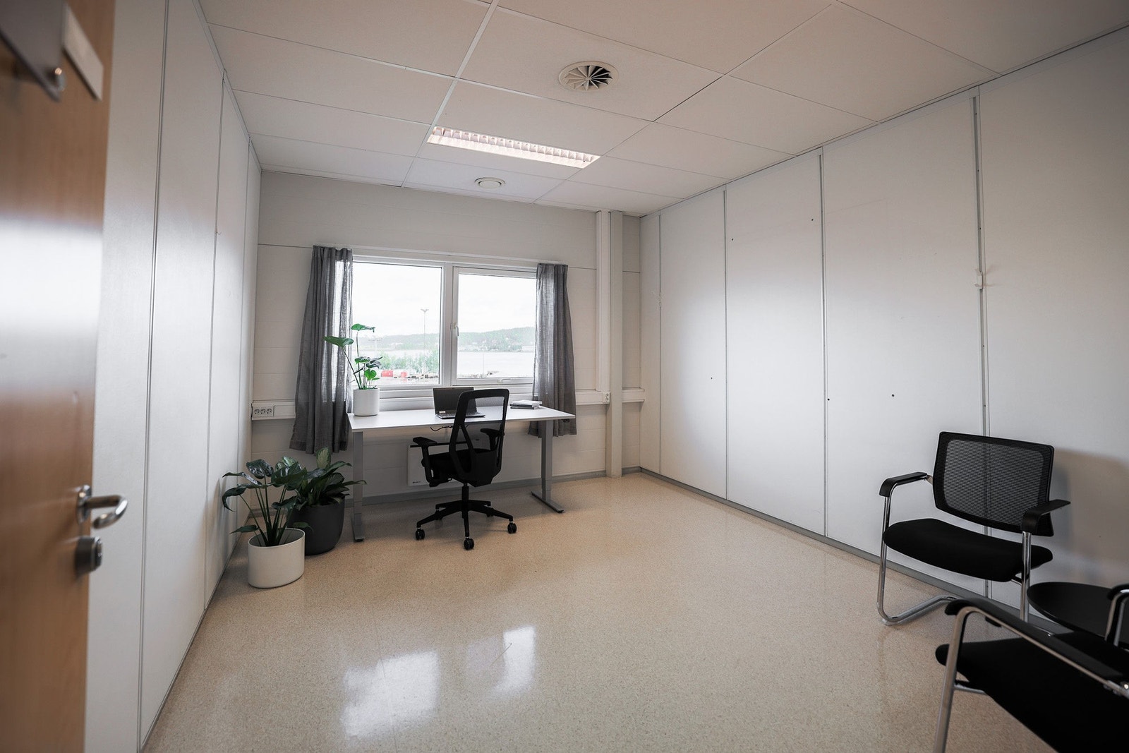 Romslig kontor med utsikt mot Slottsfjell og byen Galleribilde