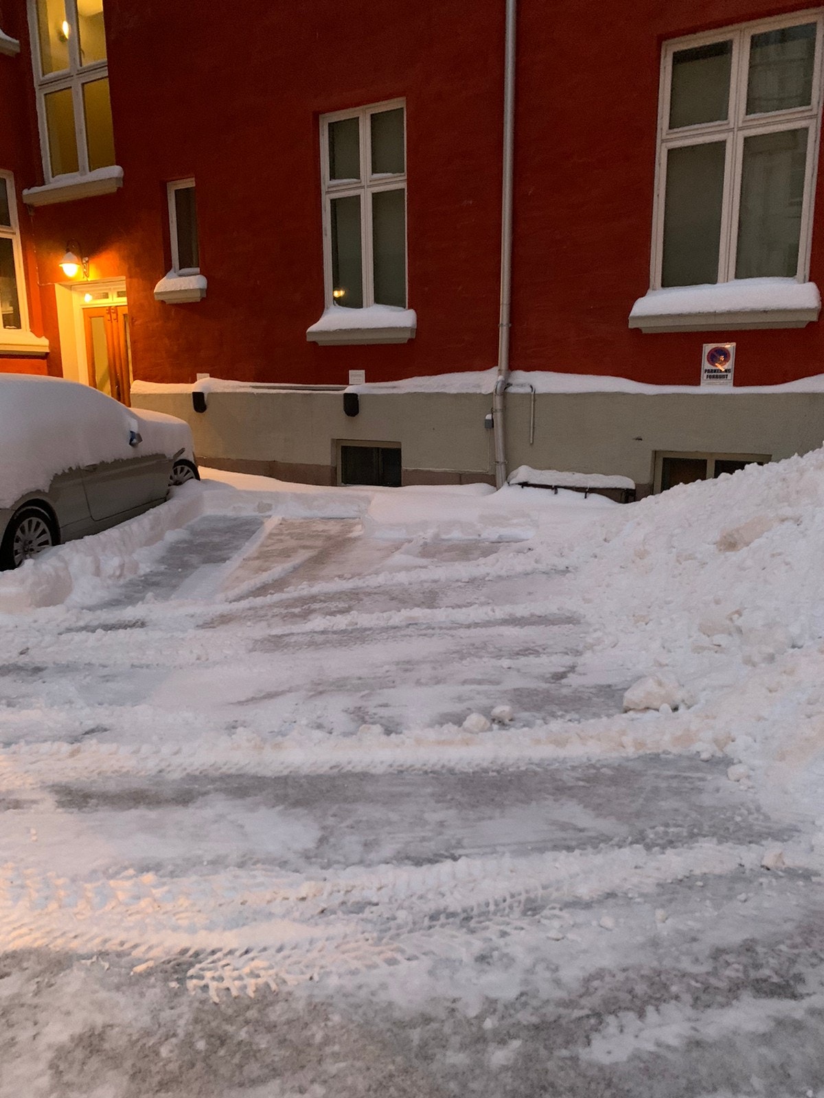 Fast plass i bakgård Galleribilde