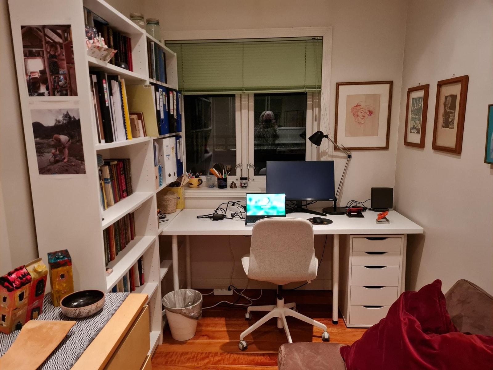 Arbeidsplass på lite soverom Galleribilde