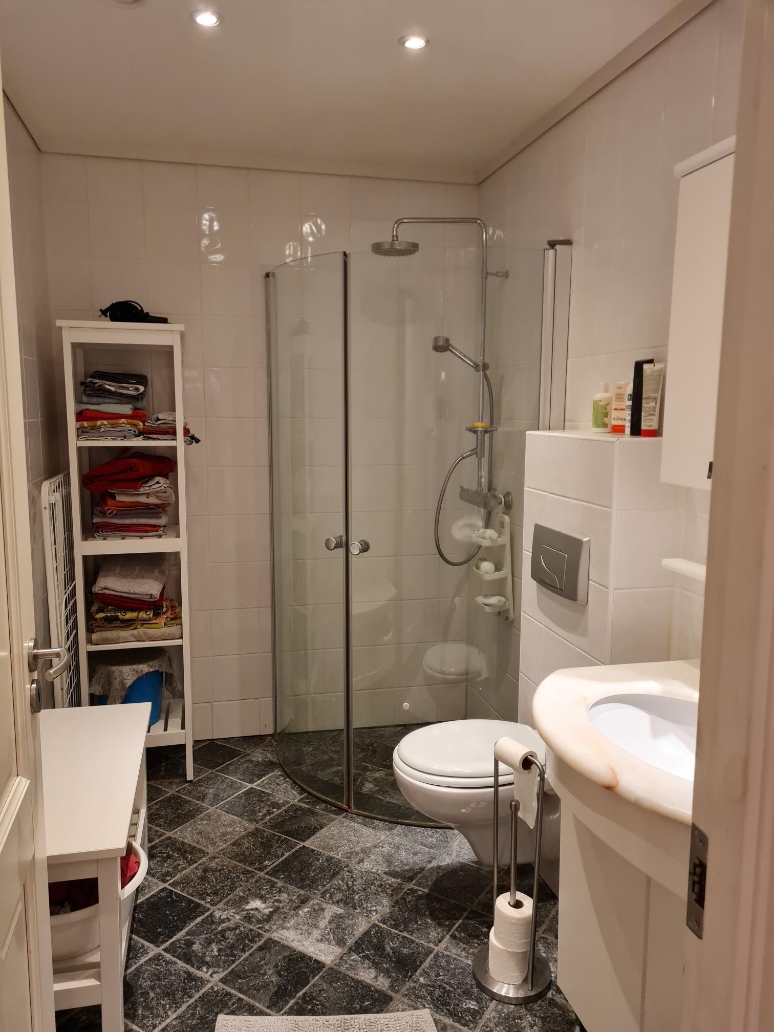 Bad med dusj, toalett og vaskemaskin Galleribilde