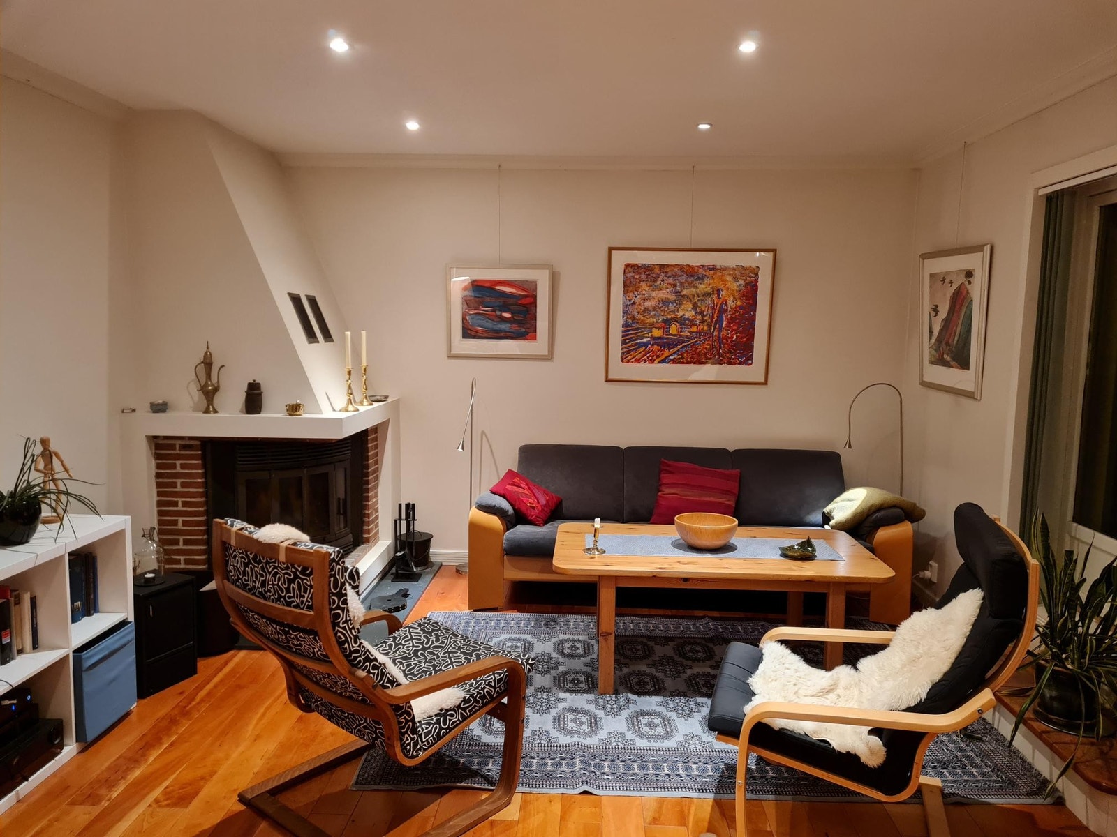 Stove med peis og TV Galleribilde