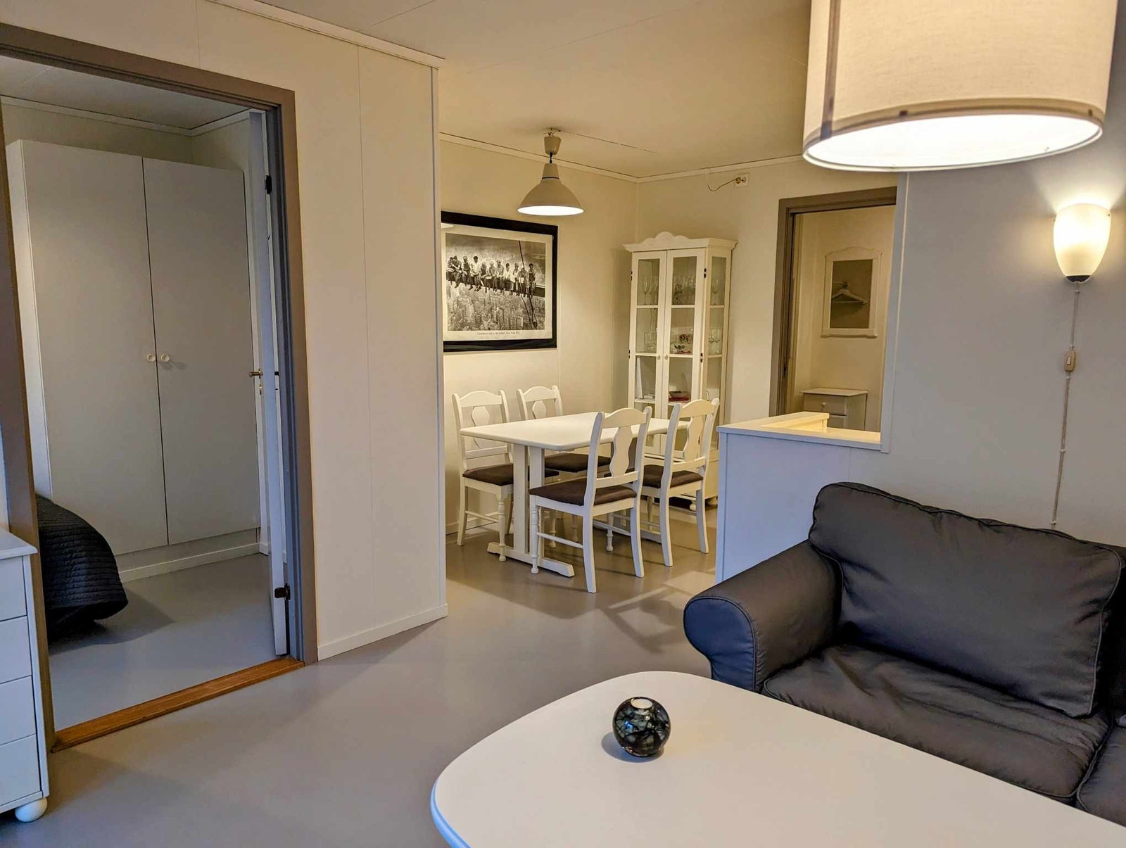 Stue sett mot spisestue Galleribilde