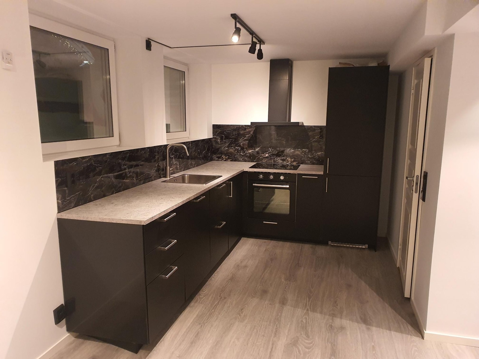 Kjøkken med integrert hvitevarer Galleribilde