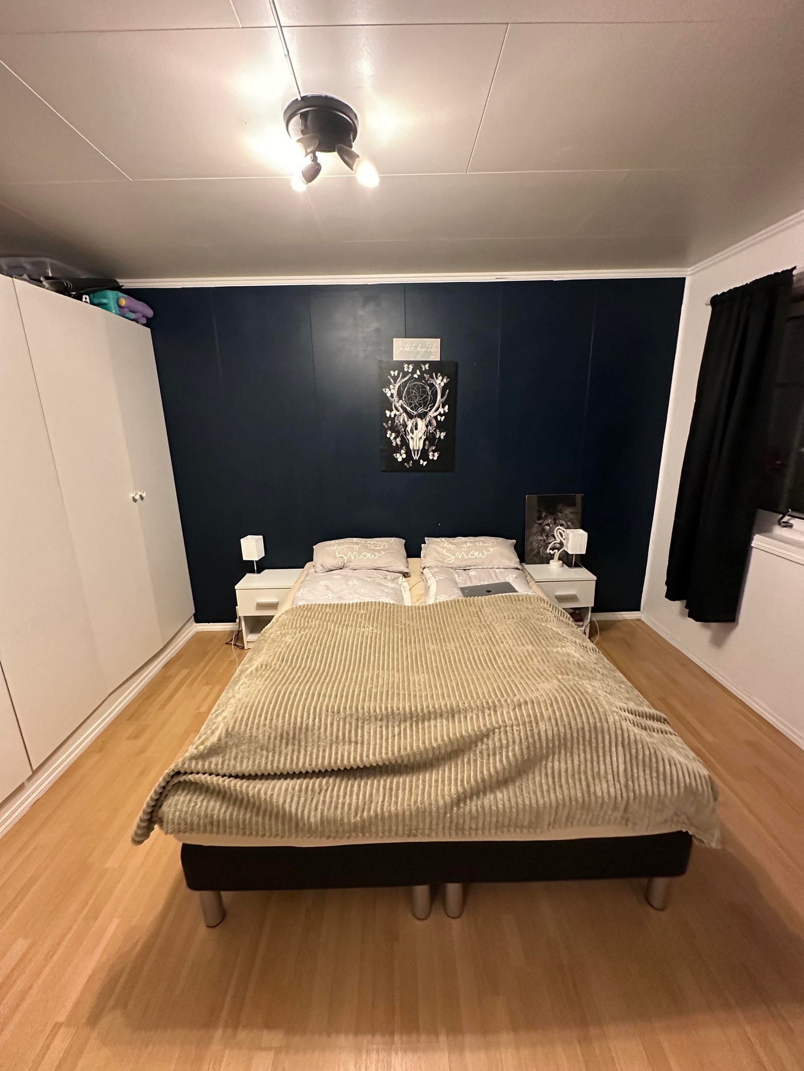 Stort soverom, god plass til 180cm seng. Galleribilde