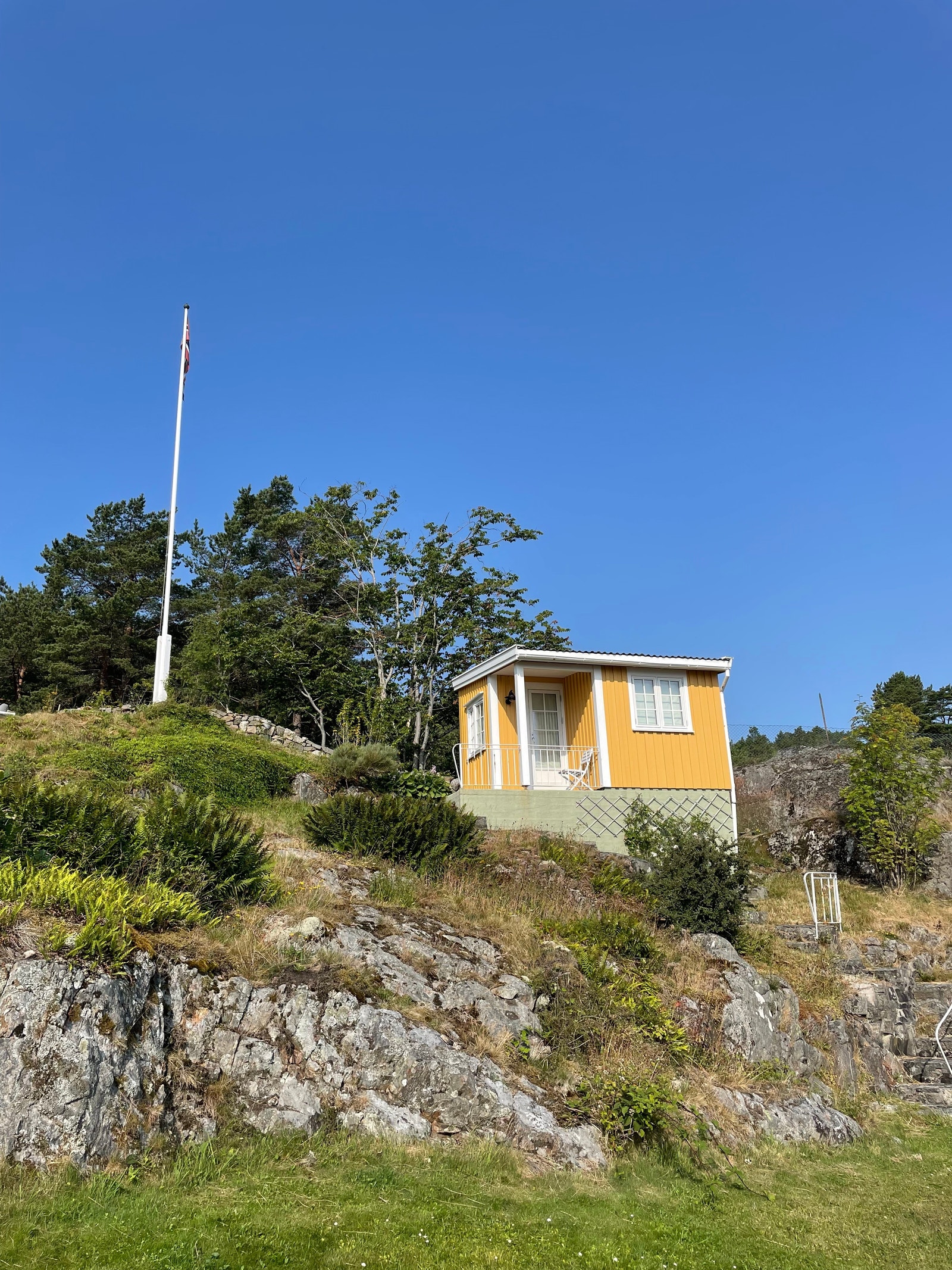 Skriverstue med dobbeltseng og skrivebord Galleribilde