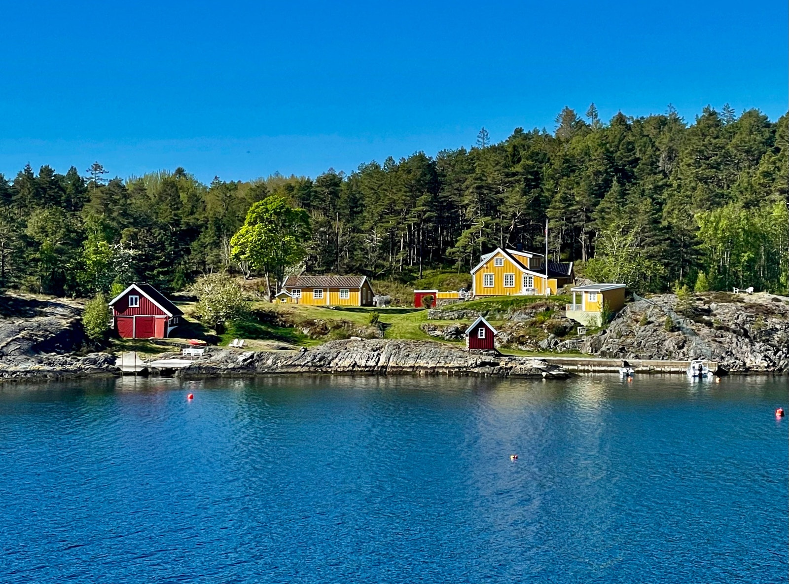 Eiendommen sett fra sjøen (Graudviga) Galleribilde