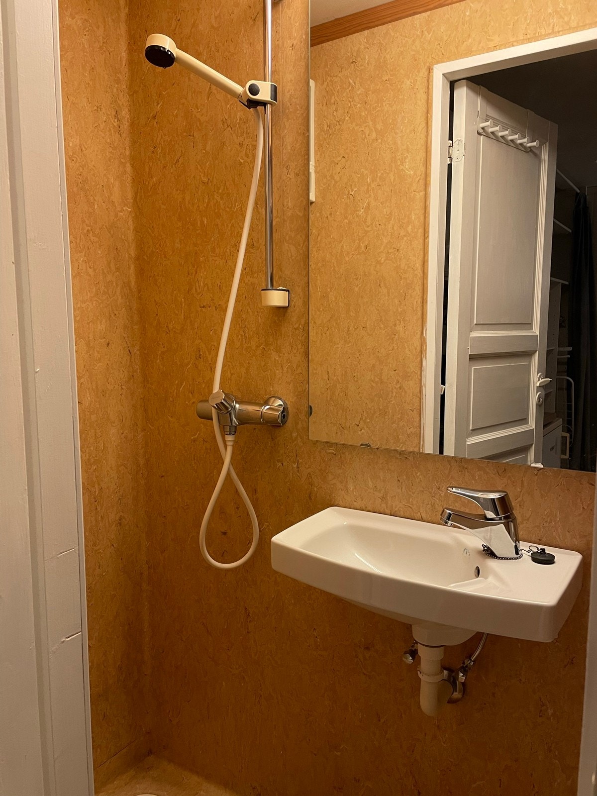 Lite bad med vask, dusj og toalett Galleribilde