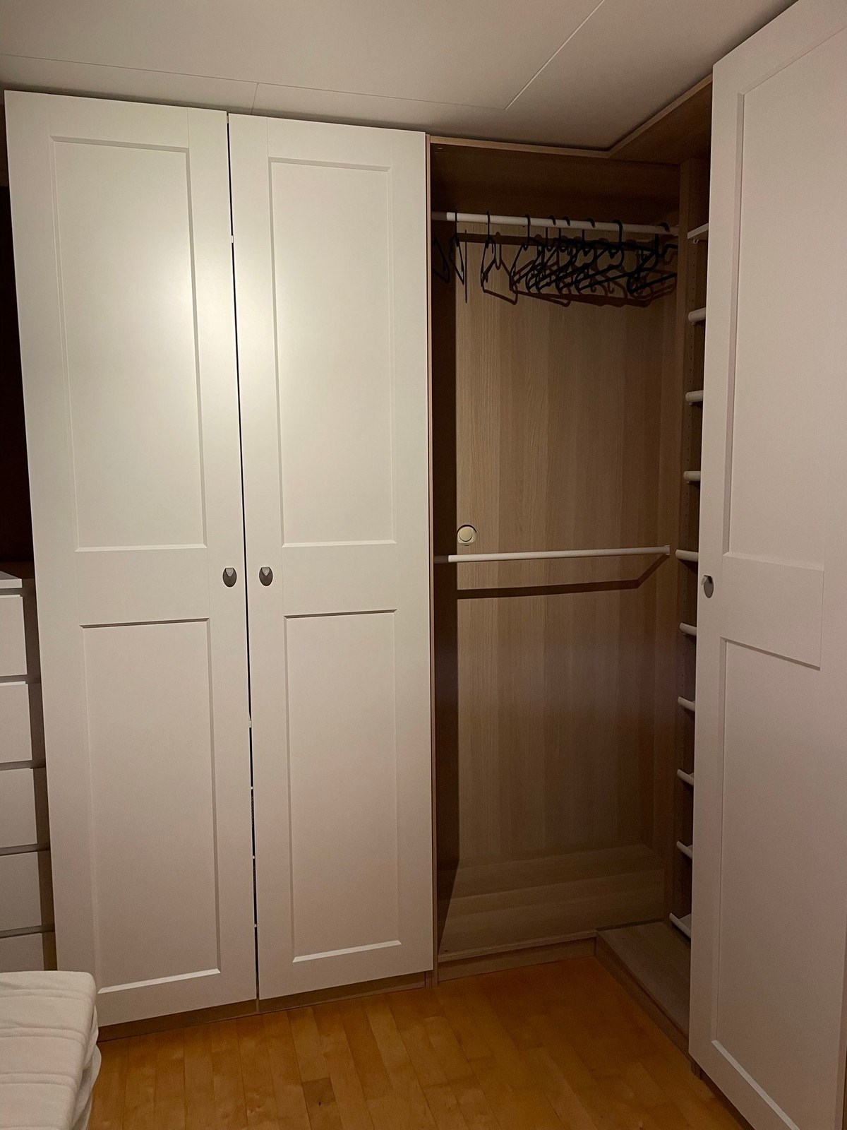 Stor garderobe på soverommet Galleribilde