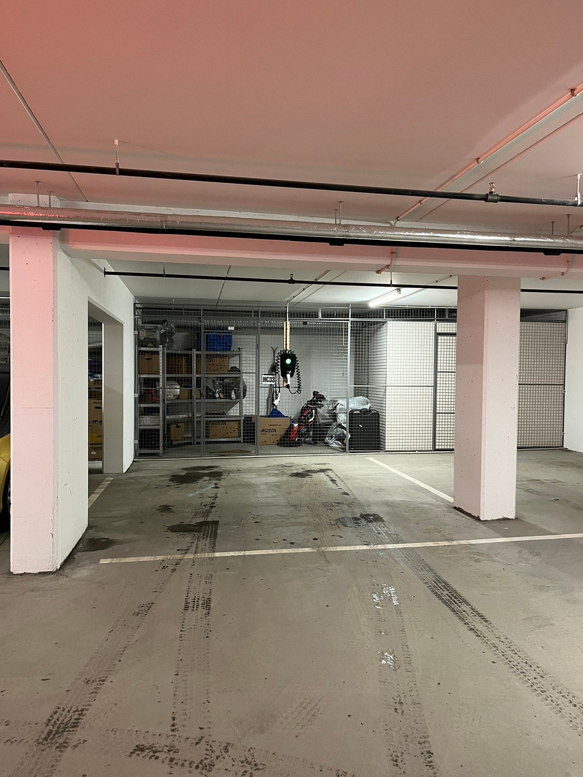 Stor garasjeplass og bod Galleribilde