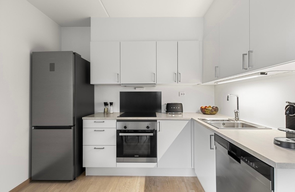 Kjøkkenet er praktisk plassert i egen sone. Galleribilde