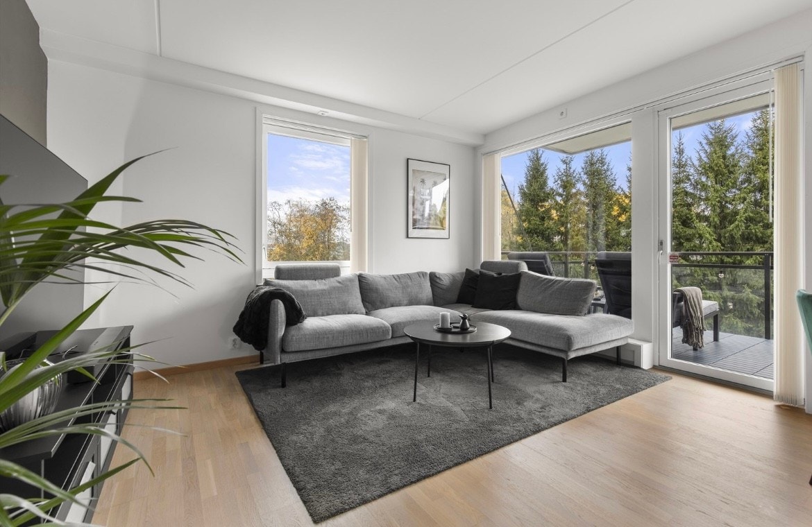 Romslig og møbleringsvennlig stue med plass til både sofaløsning og spisegruppe. Galleribilde