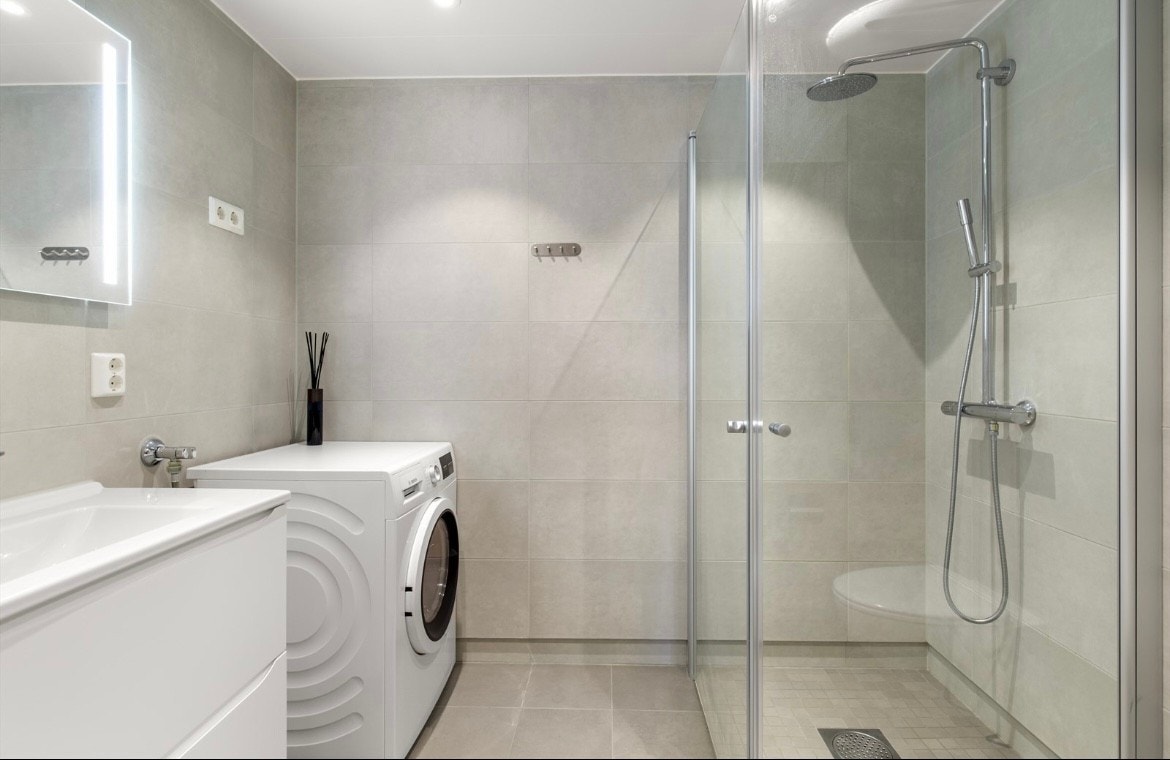 Funksjonelt design med hjørnedusj og vegghengt toalettløsning. Galleribilde