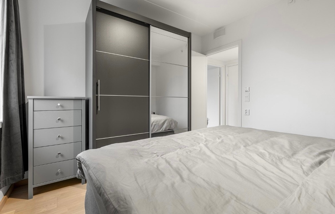 Soverommet er innredet med garderobeløsning. Galleribilde