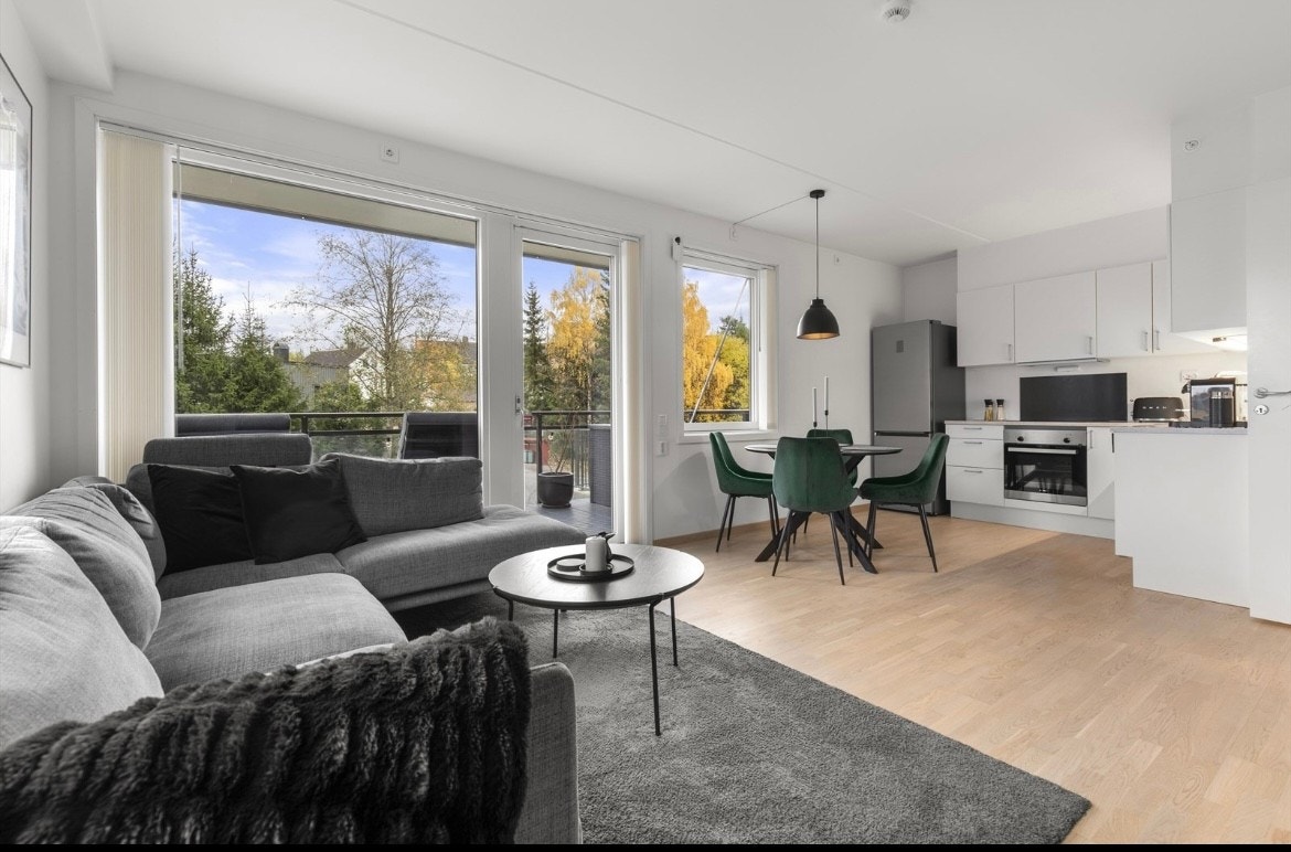 Leiligheten har store vindusflater som slipper inn mye naturlig lys. Galleribilde