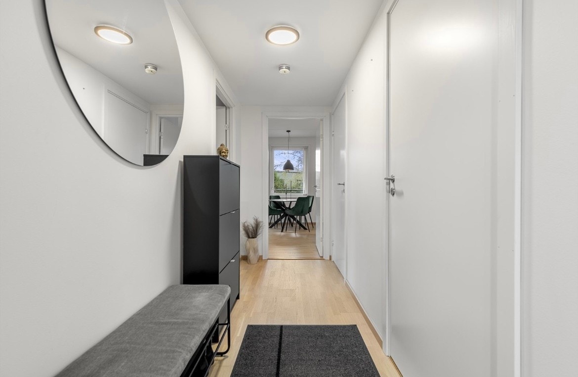 Ytterligere oppbevaringsmuligheter finner du i den innvendige boden inn døren til høyre. Galleribilde