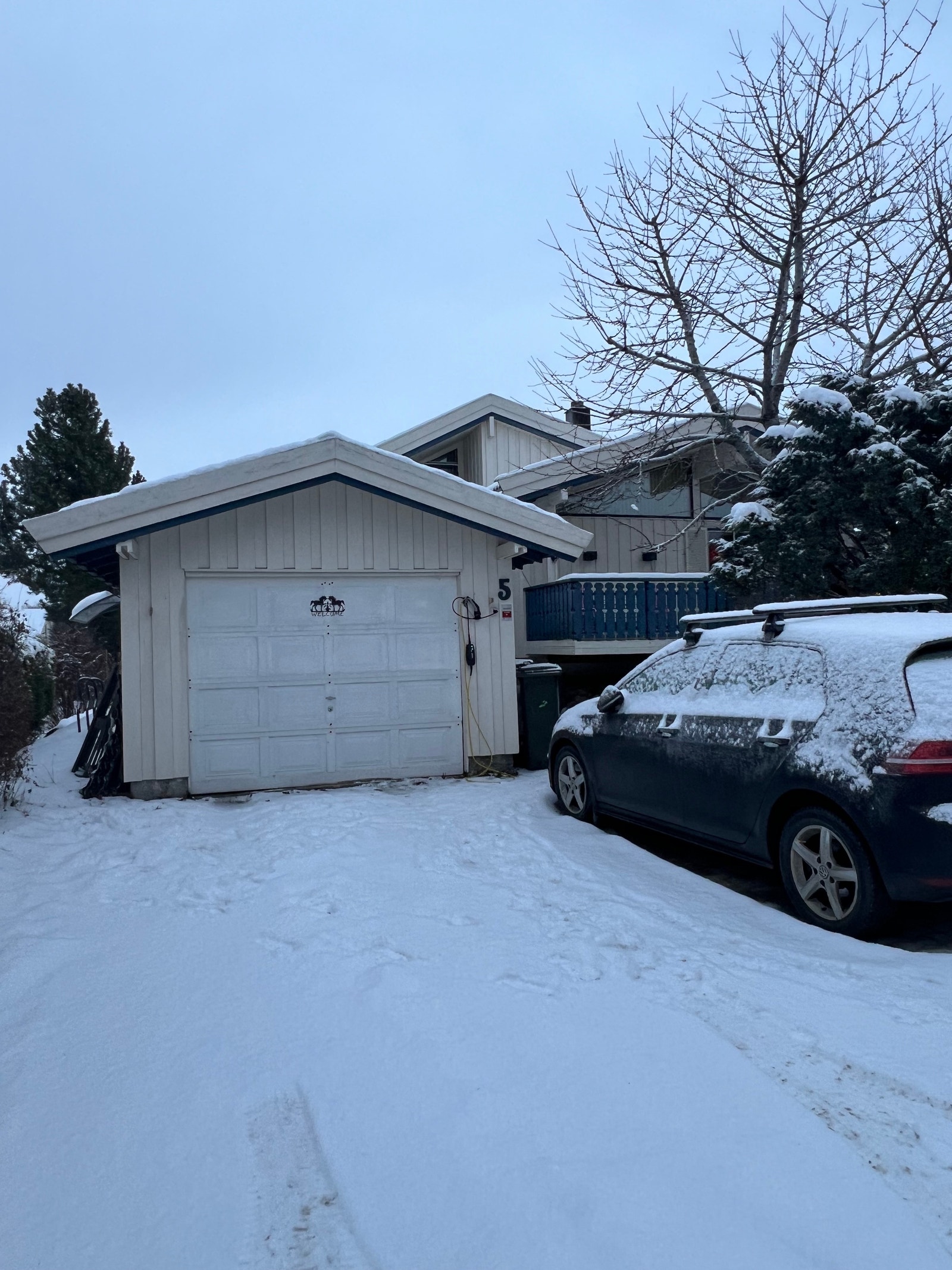 Hovedinngang til eier er rett ved siden av garasjen Galleribilde