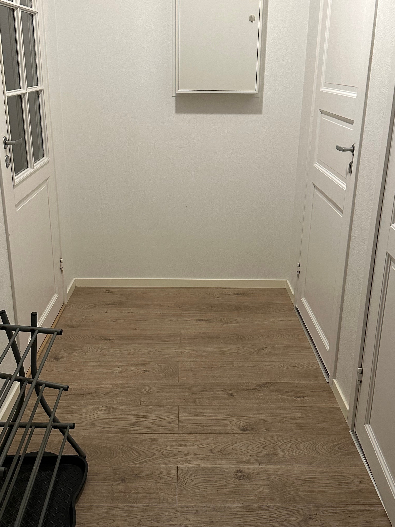 Entré med adkomst til stuen og 2 boder. Galleribilde